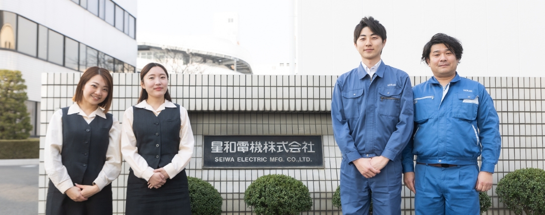 本社社屋を背景にした社員の写真